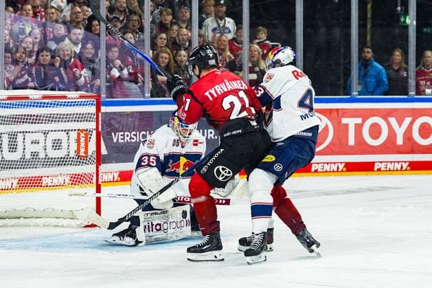 Ice Hockey Penny DEL 17 Matchday Cologne Sharks EHC Red Bull Munich on 02 11 2025 at the Lanxess Arena in Cologne Juhani Tyrväinen Cologne , center fails to Mathias Niederberger Munich , left According to the regulations of the DEL German Ice Hockey League, the publication and further use of the recordings in electronic media and end devices of all kinds during the ongoing game is not permitted xDMx