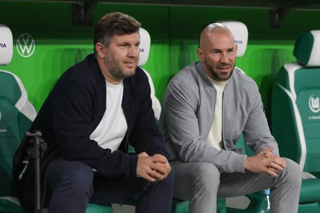 02 11 2025, xgox, Soccer 1 Bundesliga, VfL Wolfsburg TSG 1899 Hoffenheim emspor, v l Andreas Schicker Hoffenheim, Managing Director Sport , Christian Ilzer Hoffenheim, Coach DFL DFB REGULATIONS PROHIBIT ANY USE OF PHOTOGRAPHS as IMAGE SEQUENCES and or QUASI VIDEO Wolfsburg