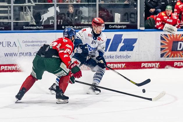 Battle for the puck duel between Madison Bowey Augsburger Panther, 22 and Boaz Bassen Schwenninger Wild Wings, 64 GER, Augsburger Panther vs Schwenninger Wild Wings, Ice Hockey, DEL, Matchday 17, Season 2025 2026, 02 11 2025 GER, Augsburger Panther vs Schwenninger Wild Wings, Ice Hockey, DEL, Matchday 17, Season 2025 2026, 02 11 2025 Augsburg Copyright: xEibner-Pressefoto FranzxFeinerx EP_HFR