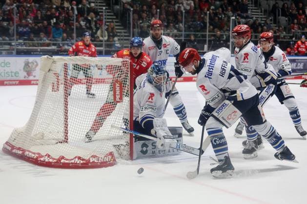 in duel, action, with Tim Wohlgemuth 33 Augsburger Panther , Joacim Eriksson 60 Schwenninger Wild Wings , Mirko Hoefflin 10 Schwenninger Wild Wings , Augsburger Panther vs Schwenninger Wild Wings, 17 Matchday, Ice Hockey, Penny DEL, 02 11 2025 Augsburg Bayern Germany Copyright: xkolbert-press DunjaxDietrichx