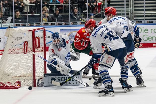 Tim Wohlgemuth Augsburger Panther, 33 misses here against Joacim Eriksson Goalkeeper, Schwenninger Wild Wings, 60 GER, Augsburger Panther vs Schwenninger Wild Wings, Ice Hockey, DEL, Matchday 17, Season 2025 2026, 02 11 2025 GER, Augsburger Panther vs Schwenninger Wild Wings, Ice Hockey, DEL, Matchday 17, Season 2025 2026, 02 11 2025 Augsburg Copyright: xEibner-Pressefoto FranzxFeinerx EP_HFR