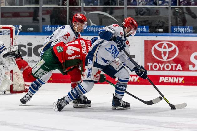 Donald D J Busdeker Augsburger Panther, 14 fighting for the puck with Boaz Bassen Schwenninger Wild Wings, 64 and Mirko Hoefflin Schwenninger Wild Wings, 10 GER, Augsburger Panther vs Schwenninger Wild Wings, Ice Hockey, DEL, Matchday 17, Season 2025 2026, 02 11 2025 GER, Augsburger Panther vs Schwenninger Wild Wings, Ice Hockey, DEL, Matchday 17, Season 2025 2026, 02 11 2025 Augsburg Copyright: xEibner-Pressefoto HeikexFeinerx EP_HFR
