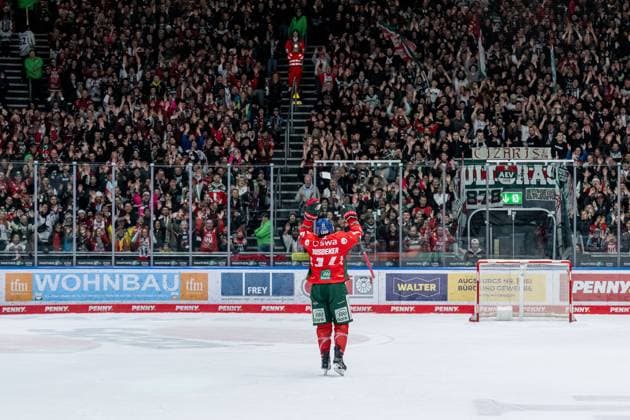 Donald D J Busdeker Augsburger Panther, 14 laesst sich von der Fankurve feiern GER, Augsburger Panther vs Schwenninger Wild Wings, Eishockey, DEL, 17 Spieltag, Saison 2025 2026, 02 11 2025 GER, Augsburger Panther vs Schwenninger Wild Wings, Eishockey, DEL, 17 Spieltag, Saison 2025 2026, 02 11 2025 Augsburg Copyright: xEibner-Pressefoto HeikexFeinerx EP_HFR