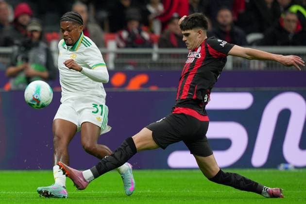 AC Milan s Davide Bartesaghi fights for the ball RomaÕs Leon Bailey during the Serie A soccer match between Milan and Roma at the San Siro Stadium in Milan , north Italy - Sunday , November 02 , 2025. - Soccer .  Copyright: xSpada LaPressex