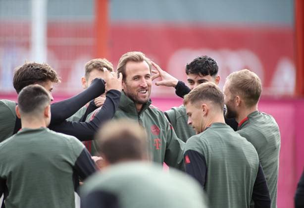 Football, Men, Champions League, Season 2025 2026, FC Bayern Munich, Final training Harry Kane FC Bayern Munich loses in internal circle match, Ear clap