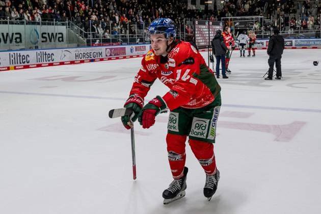 Donald D J Busdeker Augsburger Panther, 14 celebrates the victory in front of the fan curve GER, Augsburger Panther vs Schwenninger Wild Wings, Ice Hockey, DEL, Matchday 17, Season 2025 2026, 02 11 2025 GER, Augsburger Panther vs Schwenninger Wild Wings, Ice Hockey, DEL, Matchday 17, Season 2025 2026, 02 11 2025 Augsburg Copyright: xEibner-Pressefoto FranzxFeinerx EP_HFR