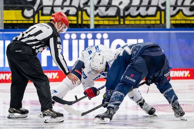 Linesperson Maksim Cepik takes a faceoff between Kristian Reichel Adler Mannheim, 11 and Adam Brooks EHC Red Bull Muenchen, 77 GER, EHC Red Bull Muenchen vs Adler Mannheim, Ice Hockey, DEL, Matchday 16, Season 2025 2026, 31 10 2025 GER, EHC Red Bull Muenchen vs Adler Mannheim, Ice Hockey, DEL, Matchday 16, Season 2025 2026, 31 10 2025 Muenchen Copyright: xEibner-Pressefoto HeikexFeinerx EP_HFR
