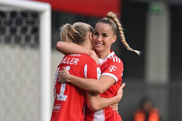 Goal celebration Lea SCHUELLER left,FCB with Giulia GWINN FCB , Cheering,Joy,Enthusiasm, Action, Soccer Google Pixel Womens Bundesliga Season 2025 2026, 8 Matchday, Matchday08 FC Bayern Muenchen Women SGS Essen 4 1 on 01 11 2025 FC BAYERN CAMPUS