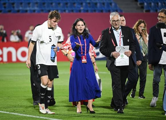 Football, Junior U 17 World Cup 2025 Doha Qatar preliminary round 04 11 2025 Group G Germany Colombia President of the UN General Assembly, Annalena Baerbock center in conversation with Ben Hawighorst left after the match on the pitch