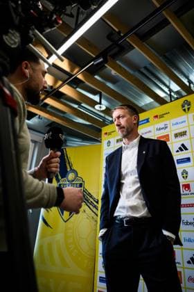 251105 Head coach Graham Potter of the Swedish men s national football team during a press conference on November 5, 2025 in Stockholm Photo Jesper Zerman BILDBYRAN kod JZ JZ0636 fotboll football soccer fotball vm kval kval fifa world cup qualifier qualifier presskonferens press conference sverige sweden sverige a bbeng  Copyright: JESPERxZERMAN BB251105JZ017