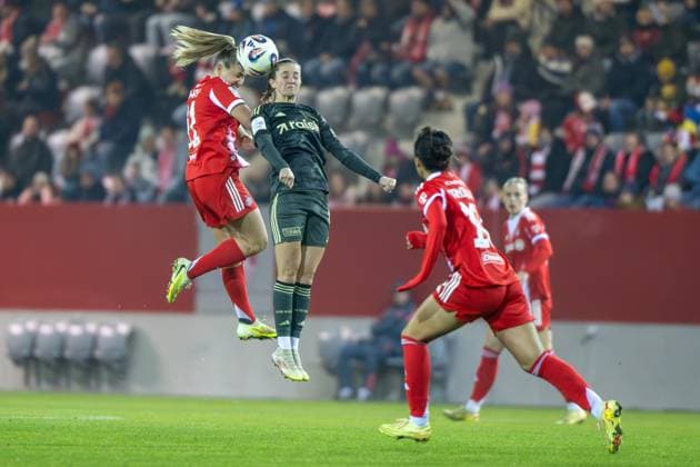 Pernille Harder 21 FC Bayern Muenchen Frauen , header in duel, FC Bayern Frauen Muenchen 1 FC Union Berlin, Google Pixel Frauenbundesliga, 10 Spieltag, 07 11 25 DFB regulations prohibit any use of photographs as image sequences and or quasi video kolbert press Muenchen Bayern Germany Copyright: xkolbert-press UlrichxGamelx