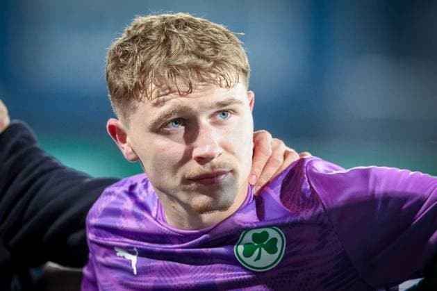Silas Joel Pruefrock 43 Spvgg Greuther Fuerth with final cheers from the fans, SpVgg Greuther Fuerth vs SC Preussen Muenster, Football, Men, DFL, 2 Bundesliga, Season 2025 2026, Sportpark Ronhof Thomas Sommer, Matchday 12, 07 11 2025 Fuerth Bayern Germany Copyright: xkolbert-press MartinxAgüerax
