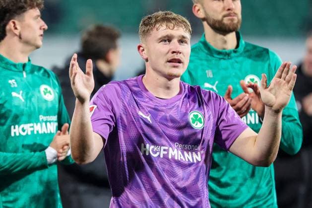 Silas Joel Pruefrock 43 Spvgg Greuther Fuerth with the fans, Final cheer, SpVgg Greuther Fuerth vs SC Preussen Muenster, Football, Men, DFL, 2 Bundesliga, Season 2025 2026, Sportpark Ronhof Thomas Sommer, Matchday 12, 07 11 2025 Fuerth Bayern Germany Copyright: xkolbert-press MartinxAgüerax