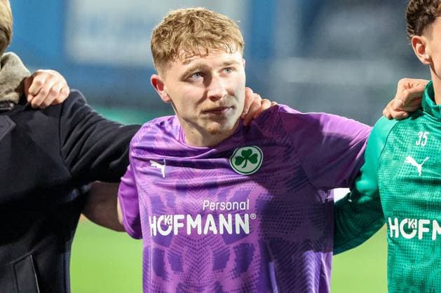Silas Joel Pruefrock 43 Spvgg Greuther Fuerth with the fans, Final cheer, SpVgg Greuther Fuerth vs SC Preussen Muenster, Football, Men, DFL, 2 Bundesliga, Season 2025 2026, Sportpark Ronhof Thomas Sommer, Matchday 12, 07 11 2025 Fuerth Bayern Germany Copyright: xkolbert-press MartinxAgüerax