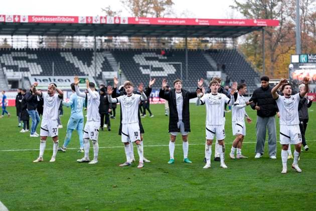Players of SV Sandhausen SVS , cheering after the final whistle, joy about the victory, winner, winner, cheers, cheering, cheerful, positive, happy, rejoicing, optimistic, highlight, action, action, 08 11 2025, Sandhausen Germany , Football, Regionalliga Südwest, SV Sandhausen SGV Freiberg xozx