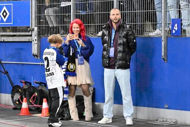 GER 1 FBL,, Hamburger SV vs Borussia Dortmund 08 11 2025, Volksparkstadion, Hamburg, GER 1 FBL, Hamburger SV vs Borussia Dortmund in picture former HSV player Dennis Diekmeier talks in the stadium about his daughter Delanis cancer and watches the match nordphotoxGmbH xWitke nph00002