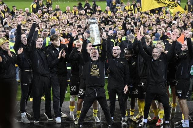 HÄLLEVIK , SWEDEN 20251109 Mjällbys coach Anders Torstensson lifts the SM trophy after Sundays football match in the last round of the Allsvenskan between Mjällby AIF and BK Häcken at Strandvallen HÄLLEVIK SWEDEN x50090x  Copyright: xJohanxNilsson TTx ALLSVENSKAN MJÄLLBY-HÄCKEN