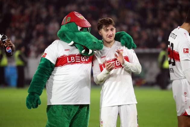 09 11 25 VfB Stuttgart FC Augsburg Germany, Stuttgart, 09 11 2025, Football, Bundesliga, Season 2025 2026, VfB Stuttgart FC Augsburg v l Fritzle mascot VfB Stuttgart , Angelo Stiller VfB Stuttgart