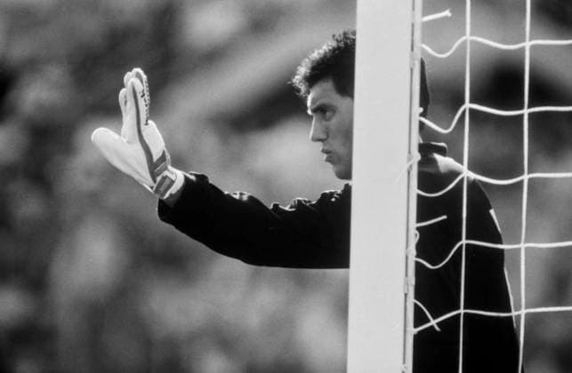 Football World Cup 1990 Argentina Goalkeeper Sergio Goycochea conducts the Quarter-final game against Yugoslavia his Defense, concentrated and with clawback Hand at Posts Florence Tuscany Italy Copyright: xUnitedxArchivesx xSvenxSimonxSportx SVS_95010000436