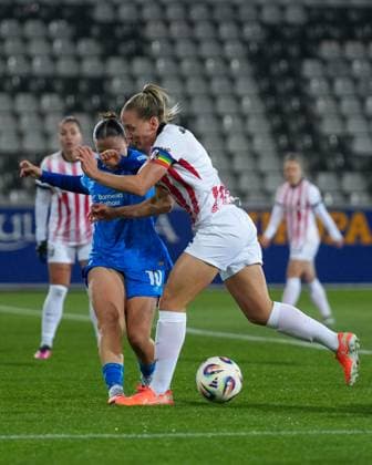 Estrella Merino Gonzalez Bayer 04 Leverkusen, 10 in duel with Lisa Karl SC Freiburg, 02 , Germany, Soccer, GooglePixel Womens Bundesliga, 10 Matchday, 2025 2026, SC Freiburg vs Bayer 04 Leverkusen, 10 11 2025, Dreisamstadion, Freiburg, Germany DFB REGULATIONS PROHIBIT ANY USE OF PHOTOGRAPHS AS IMAGE SEQUENCES AND OR QUASI VIDEO Freiburg Dreisamstadion Baden Wuerttemberg Germany Copyright: xArnexAmbergx