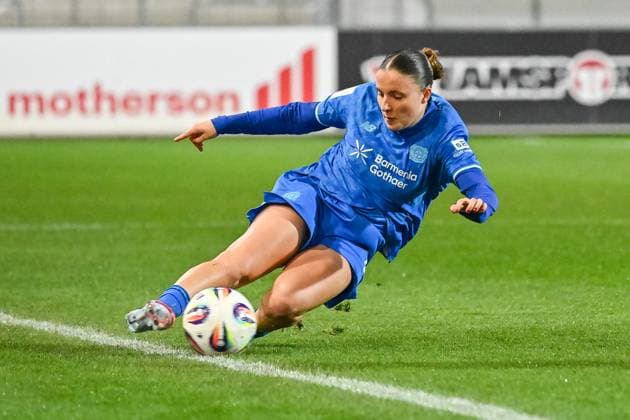 Estrella Merino Gonzalez Bayer 04 Leverkusen, 10 graescht grätscht nach dem Ball GER, SC Freiburg Bayer 04 Leverkuse, Frauen Fussball, Google Pixel Frauen Bundesliga, 10 Spieltag, Saison 2025 2026, 10 11 2025 DFB REGULATIONS PROHIBIT ANY USE OF PHOTOGRAPHS AS IMAGE SEQUENCES AND OR QUASI VIDEO GER, SC Freiburg Bayer 04 Leverkuse, Frauen Fussball, Google Pixel Frauen Bundesliga, 10 Spieltag, Saison 2025 2026, 10 11 2025 Freiburg Copyright: xEibner-Pressefoto ThomasxHessx EP_THS