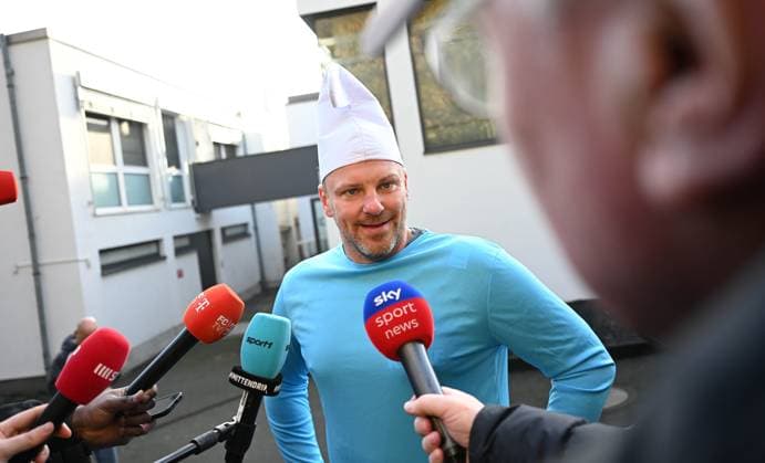 10 11 2025, xophax, Soccer 1 Bundesliga, 1 FC Köln 11 11 Start of carnival in Cologne, training dressed up and fun training of the 1 FC Köln team Team dressed up at training Coach Lukas Kwasniok at sky interview 1 FC Köln Cologne