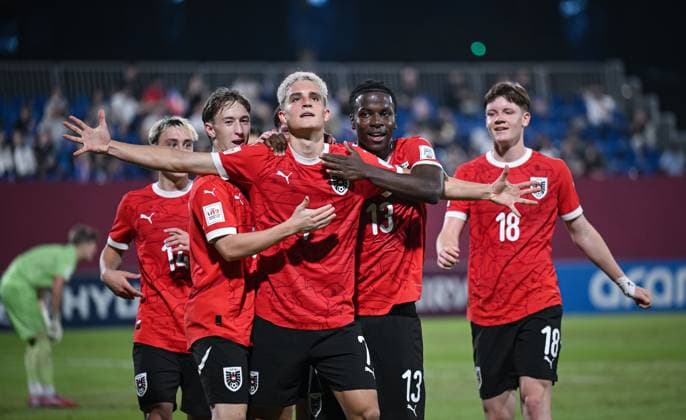 Football, Juniors U 17 World Cup 2025 Doha Qatar Preliminary round 11 11 2025 Group L New Zealand Austria TEAM CELEBRATION Austria Jakob Werner, goal scorer to 0 1 Nicolas Jozepovic, Kenny Nzogang and Luca Weinhandl from left