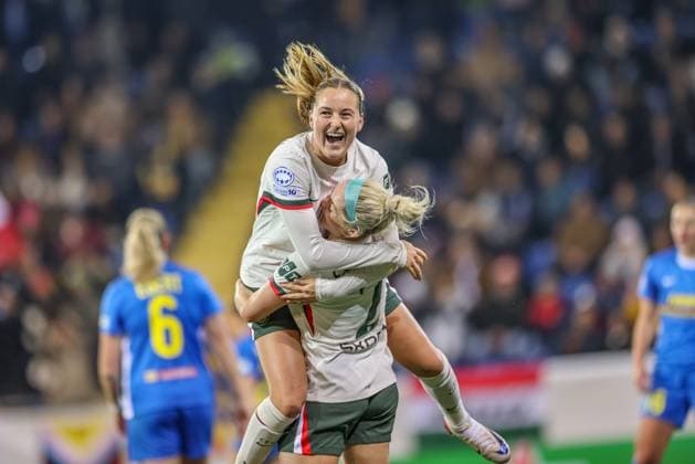 AUT, München, SKN St Pölten vs Chelsea London, Women s Champions League, UEFA, Saison 2526, NV Arena, 3 Spieltag im Bild Wieke Kaptein Chelsea London 18 scores the first goal for Chelsea, celebration and joy with Ellie Carpenter Chelsea London 2 , Tor und Jubel DFB DFL REGULATIONS PROHIBIT ANY USE OF PHOTOGRAPHS AS IMAGE SEQUENCES AND OR QUASI VIDEO, 11 11 2025, Copyright: HMBxMedia HendrikxHamelau