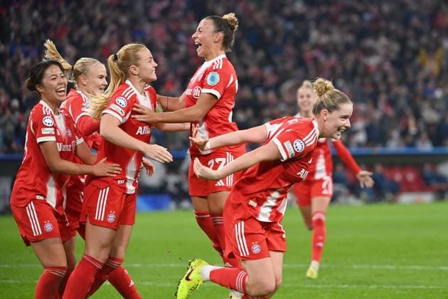 Collective goal celebration around Glodis Perla VIGGOSDOTTIR FCB 3 from left after goal to 3 2, cheering, joy, enthusiasm, action FC Bayern Muenchen Arsenal WFC Womens Champions League Matchday 3 on 12 11 2025 A L L I A N Z A R E N A