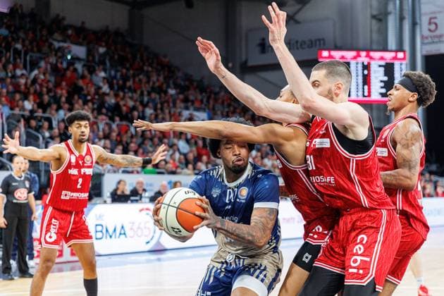 Marcus Weathers MLP Academics Heidelberg, 00 , Austin Crowley BMA365 Bamberg Baskets, 85 , Daniel Keppeler BMA365 Bamberg Baskets, 31 , Demarcus Demonia BMA365 Bamberg Baskets, 08 , BMA365 Bamberg Baskets vs MLP Academics Heidelberg, Basketball, BBL Cup, Quarterfinals, 13 11 2025 BMA365 Bamberg Baskets vs MLP Academics Heidelberg, Basketball, BBL Cup, Quarterfinals, 13 11 2025 Bamberg Copyright: xEibner-Pressefoto G.xSantemizx EP_EER