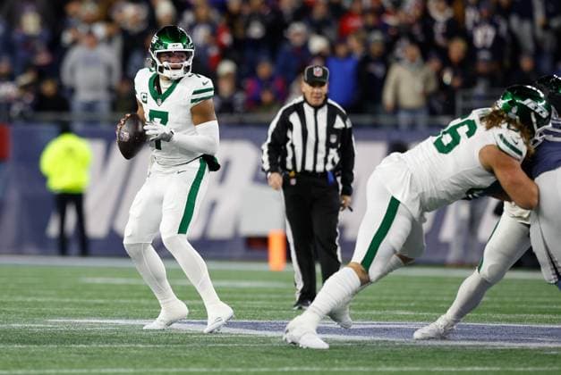 NFL, American Football Herren, USA 2025: Jets Vs Patriots NOV 13 November 13, 2025; Foxborough, MA, USA; New York Jets quarterback Justin Fields (7) looks to throw a pass during the NFL game between New York Jets and New England Patriots at Gillette Stadium in Foxborough, MA. (Credit Image: Anthony Nesmith Cal Media) (Credit Image: Anthony Nesmith Cal Sport Media) Foxborough Massachusetts United States EDITORIAL USE ONLY Copyright: xx ZUMA-20251113_zma_c04_019.jpg AnthonyxNesmithx csmphotothree442573