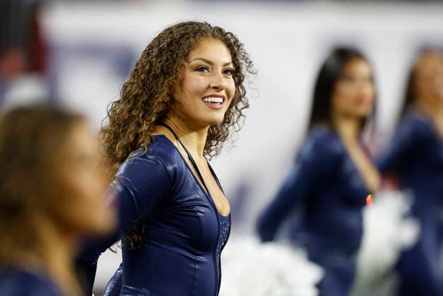 NFL, American Football Herren, USA 2025: Jets Vs Patriots NOV 13 November 13, 2025; Foxborough, MA, USA; A New England Patriots cheerleader looks on during the NFL game between New York Jets and New England Patriots at Gillette Stadium in Foxborough, MA. (Credit Image: Anthony Nesmith Cal Media) (Credit Image: Anthony Nesmith Cal Sport Media) Foxborough Massachusetts United States EDITORIAL USE ONLY Copyright: xx ZUMA-20251113_zma_c04_032.jpg AnthonyxNesmithx csmphotothree442574