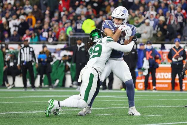 NFL, American Football Herren, USA 2025: Jets Vs Patriots NOV 13 November 13, 2025; Foxborough, MA, USA; New England Patriots tight end Hunter Henry (85) makes a catch as New York Jets cornerback Jarvis Brownlee Jr during the NFL game between New York Jets and New England Patriots at Gillette Stadium in Foxborough, MA. (Credit Image: Anthony Nesmith Cal Media) (Credit Image: Anthony Nesmith Cal Sport Media) Foxborough Massachusetts United States EDITORIAL USE ONLY Copyright: xx ZUMA-20251113_zma_c04_060.jpg AnthonyxNesmithx csmphotothree442578