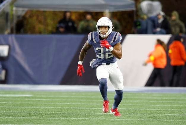 NFL, American Football Herren, USA 2025: Jets Vs Patriots NOV 13 November 13, 2025; Foxborough, MA, USA; New England Patriots running back Treveyon Henderson (32) in action during the NFL game between New York Jets and New England Patriots at Gillette Stadium in Foxborough, MA. (Credit Image: Anthony Nesmith Cal Media) (Credit Image: Anthony Nesmith Cal Sport Media) Foxborough Massachusetts United States EDITORIAL USE ONLY Copyright: xx ZUMA-20251113_zma_c04_048.jpg AnthonyxNesmithx csmphotothree442590