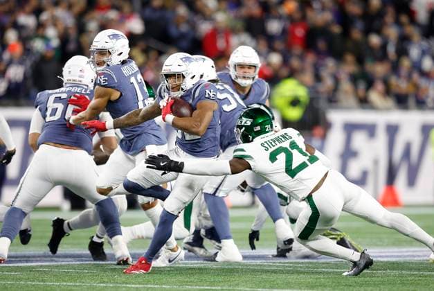 NFL, American Football Herren, USA 2025: Jets Vs Patriots NOV 13 November 13, 2025; Foxborough, MA, USA; New England Patriots running back Treveyon Henderson (32) runs with the ball during the NFL game between New York Jets and New England Patriots at Gillette Stadium in Foxborough, MA. (Credit Image: Anthony Nesmith Cal Media) (Credit Image: Anthony Nesmith Cal Sport Media) Foxborough Massachusetts United States EDITORIAL USE ONLY Copyright: xx ZUMA-20251113_zma_c04_044.jpg AnthonyxNesmithx csmphotothree442594