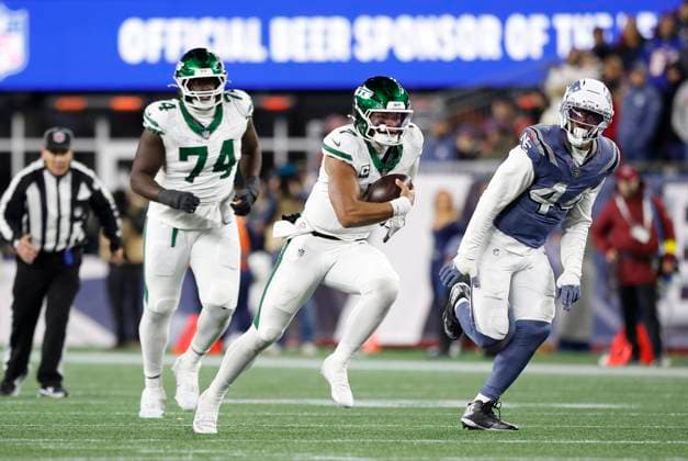 NFL, American Football Herren, USA 2025: Jets Vs Patriots NOV 13 November 13, 2025; Foxborough, MA, USA; New York Jets quarterback Justin Fields (7) scrambles during the NFL game between New York Jets and New England Patriots at Gillette Stadium in Foxborough, MA. (Credit Image: Anthony Nesmith Cal Media) (Credit Image: Anthony Nesmith Cal Sport Media) Foxborough Massachusetts United States EDITORIAL USE ONLY Copyright: xx ZUMA-20251113_zma_c04_042.jpg AnthonyxNesmithx csmphotothree442595