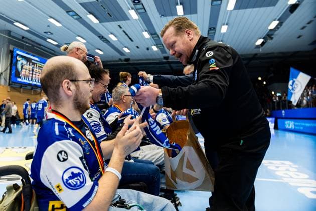 13 11 2025, GER, Handball, Men, Season 25 26, Daikin 1 Bl, 12 Matchday ThSV Eisenach TVB Stuttgart Shpetim Alaj ThSV Eisenach, President and Rene Witte Managing Director Manager ThSV Eisenach Honor the runners-up of the Blue Lions Eisenach 99817 Eisenach Werner Assmann Halle Am Sportp Thueringen Germany