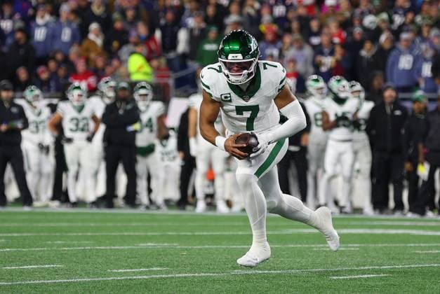NFL, American Football Herren, USA 2025: Jets Vs Patriots NOV 13 November 13, 2025; Foxborough, MA, USA; New York Jets quarterback Justin Fields (7) scrambles during the NFL game between New York Jets and New England Patriots at Gillette Stadium in Foxborough, MA. (Credit Image: Anthony Nesmith Cal Media) (Credit Image: Anthony Nesmith Cal Sport Media) Foxborough Massachusetts United States EDITORIAL USE ONLY Copyright: xx ZUMA-20251113_zma_c04_088.jpg AnthonyxNesmithx csmphotothree442628