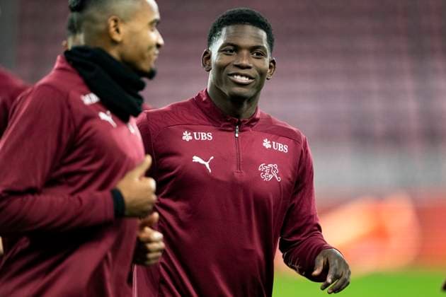 GENEVA SWITZERLAND, 20251114 Swiss striker Breel Embolo with his teammates as the Swiss mens national soccer team trains at the Stade de Geneve ahead of their World Cup qualifier against Sweden tomorrow GENEVA SWITZERLAND x10050x  Copyright: xPontusxLundahl TTx SCHWEIZ FOTBOLLSLANDSLAG