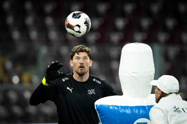 GENEVA SWITZERLAND, 20251114 Swiss goalkeeper Gregor Kobel as the Swiss mens national soccer team trains at the Stade de Geneve ahead of their World Cup qualifier against Sweden tomorrow GENEVA SWITZERLAND x10050x  Copyright: xPontusxLundahl TTx SCHWEIZ FOTBOLLSLANDSLAG