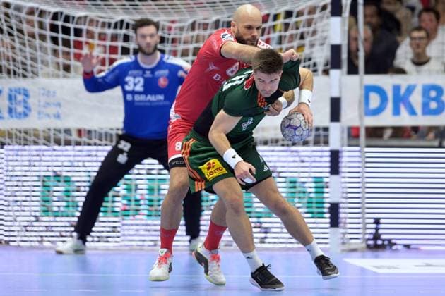 Renars Uscins TSV Hannover Burgdorf 10 on the ball , Adrian Sipos MT Melsungen 8 , Kristof Palasics Goalkeeper MT Melsungen 32 back , GER, MT Melsungen TSV Hannover Burgdorf, Handball, 1 Bundesliga, Matchday 12, Season 2025 2026, 14 11 2025, GER, MT Melsungen TSV Hannover Burgdorf, Handball, 1 Bundesliga, Matchday 12, Season 2025 2026, 14 11 2025 Kassel Copyright: xEibner-Pressefotox xRolandxSippex EP_RSL