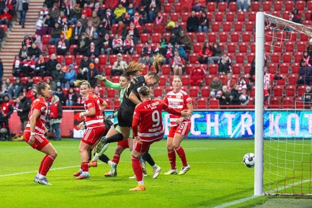 Soccer, Women, Season 2025 2026, DFB Cup Round of 16 , 1 FC Union Berlin FC Carl Zeiss Jena, v l Toma Ihlenburg M FC Carl Zeiss Jena scores the goal to 0 1 against goalkeeper Nadine Böhi 1 Women 1 FC Union , 15 11 2025, Copyright: xMatthiasxKochx