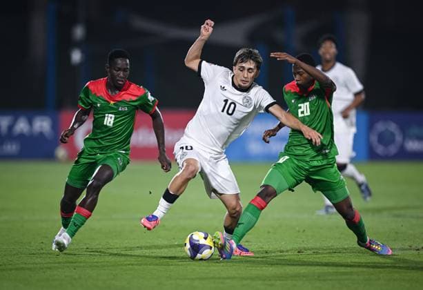 Football, Junior U 17 World Cup 2025 Doha Qatar Round of 16 15 11 2025 Match 83 Germany Burkina Faso Eba Bekir Is center, Germany against Alassana Bagayogo right, Burkina Faso and Eddie Kogo left, Burkina Faso