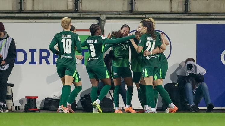 Players of VfL Wolfsburg with goal celebration, cheering, jubilant, optimistic, game scene, highlight, joy about the goal to 2 0, THE DFB REGULATIONS PROHIBIT ANY USE OF PHOTOGRAPHS AS IMAGE SEQUENCES AND OR QUASI VIDEO , 15 11 2025, Wolfsburg Germany , Football, DFB Cup Women, VfL Wolfsburg SC Freiburg xobx