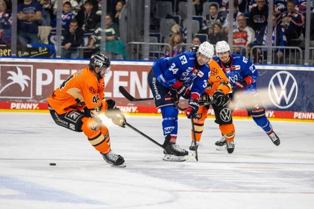 DEL, German Ice Hockey League Season 2025 26, Matchday 19 Adler Mannheim vs Grizzlys Wolfsburg Copyright: xUdoxHerrmannx