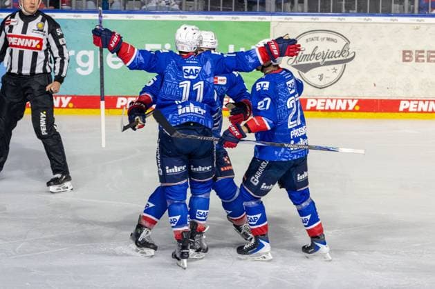 Jubel bei Mannheim nach dem 2:0 durch Kristian Reichel (11)
