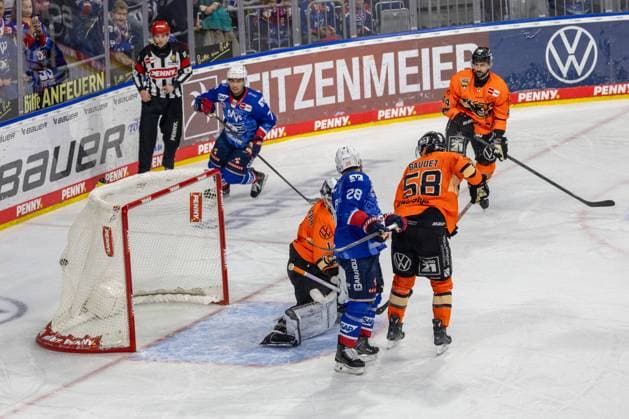 Marc Michaelis (nicht im Bild) erzielt das 3:0 für Mannheim