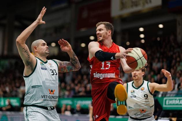 Andreas Obst FC Bayern Basketball in a duel with Maik Zirbes Gladiators Trier , Vet Concept Gladiators Trier vs FC Bayern Basketball, Basketball, BBL Cup, Quarter-finals, 2025 2026 season, 16 11 2025 Vet Concept Gladiators Trier vs FC Bayern Basketball, Basketball, BBL Cup, Quarter-finals, 2025 2026 season, 16 11 2025 Copyright: xEibner-Pressefoto AlexanderxNeisx EP_ANS
