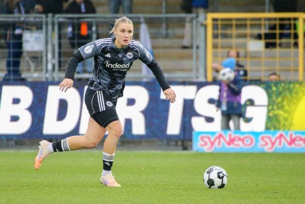 16 11 2025, xgrfx, Fußball DFB Pokal Frauen Achtelfinale , TSG Hoffenheim Eintracht Frankfurt v l Jella Veit Eintracht Frankfurt DFL DFB REGULATIONS PROHIBIT ANY USE OF PHOTOGRAPHS as IMAGE SEQUENCES and or QUASI VIDEO Dietmar Hopp Stadion