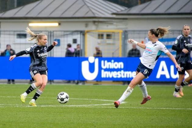 16 11 2025, xgrfx, Fußball DFB Pokal Frauen Achtelfinale , TSG Hoffenheim Eintracht Frankfurt v l Elisa Senß Eintracht Frankfurt , Jill Janssens TSG Hoffenheim DFL DFB REGULATIONS PROHIBIT ANY USE OF PHOTOGRAPHS as IMAGE SEQUENCES and or QUASI VIDEO Dietmar Hopp Stadion